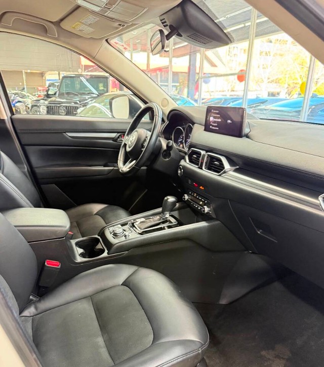Mazda CX-5 Vehicle Full-screen Gallery Image 12