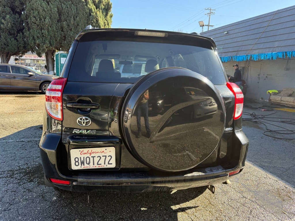 Toyota RAV4 Vehicle Full-screen Gallery Image 02