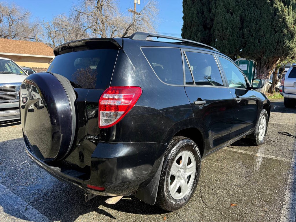 Toyota RAV4 Vehicle Full-screen Gallery Image 03