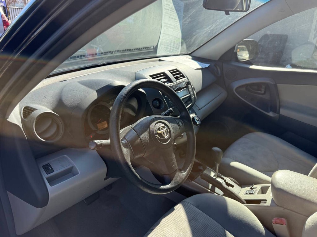 Toyota RAV4 Vehicle Full-screen Gallery Image 08