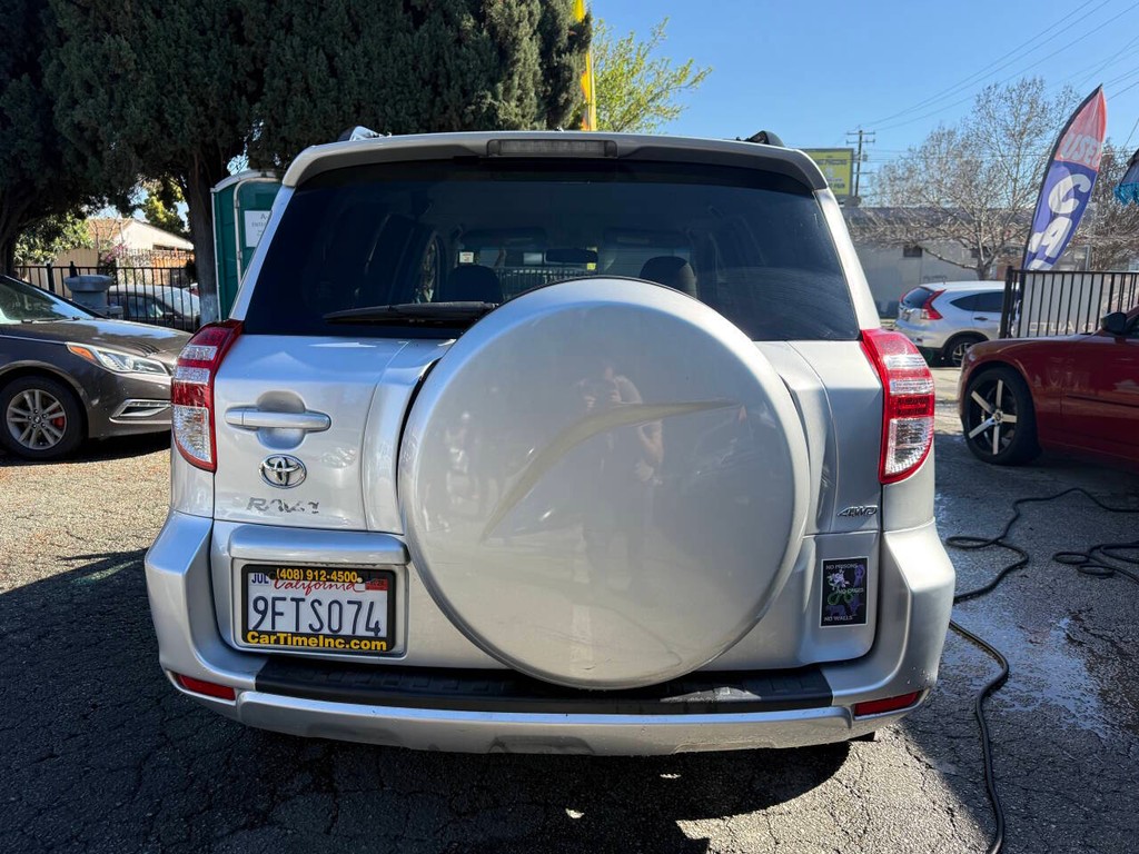 Toyota RAV4 Vehicle Full-screen Gallery Image 02