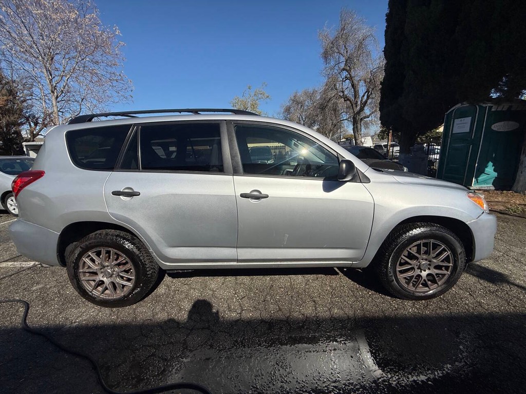 Toyota RAV4 Vehicle Full-screen Gallery Image 04