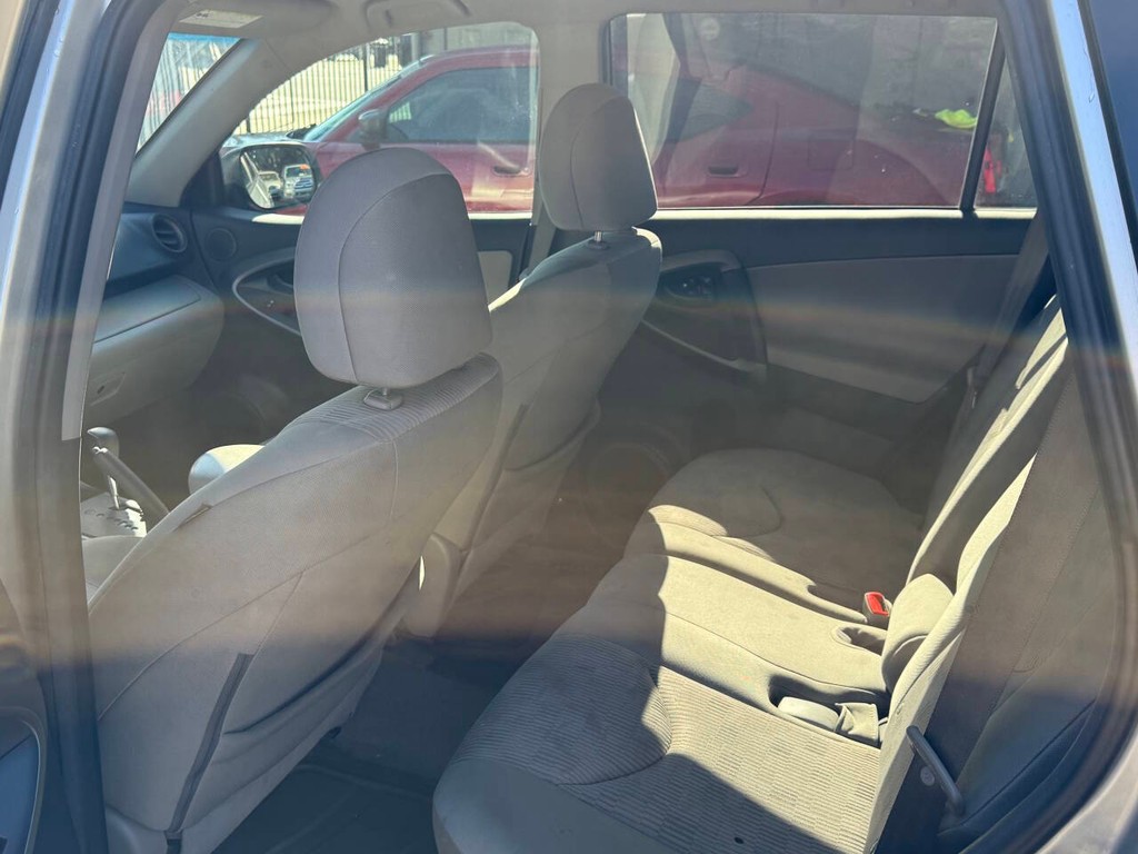 Toyota RAV4 Vehicle Full-screen Gallery Image 09