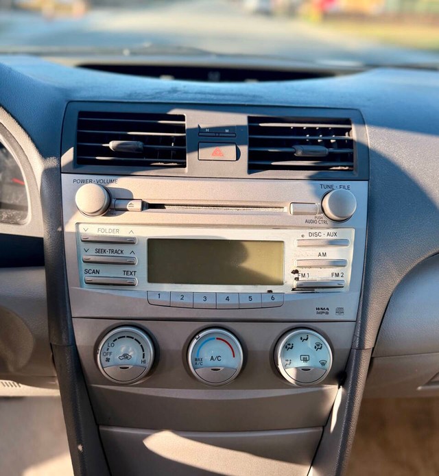 Toyota Camry Vehicle Full-screen Gallery Image 08