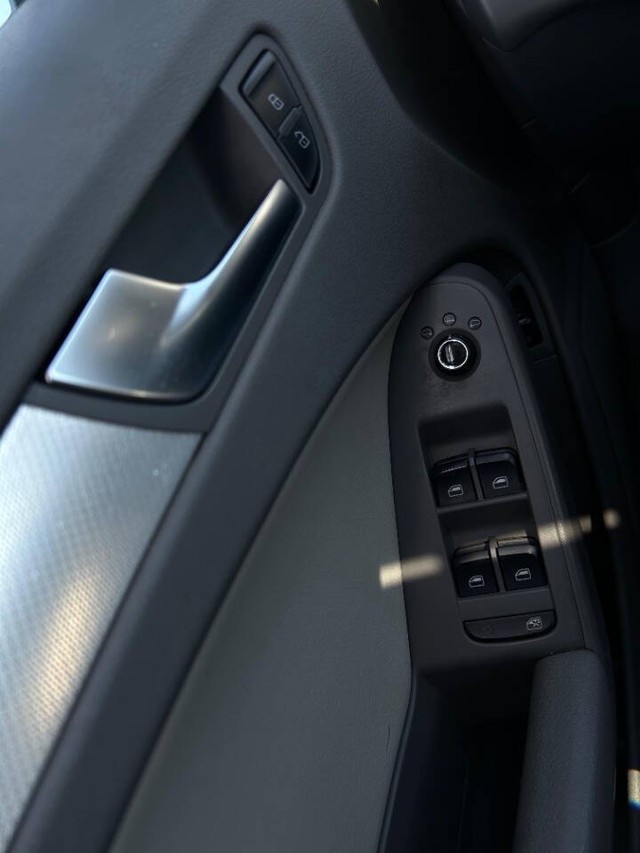 Audi A4 Vehicle Full-screen Gallery Image 17