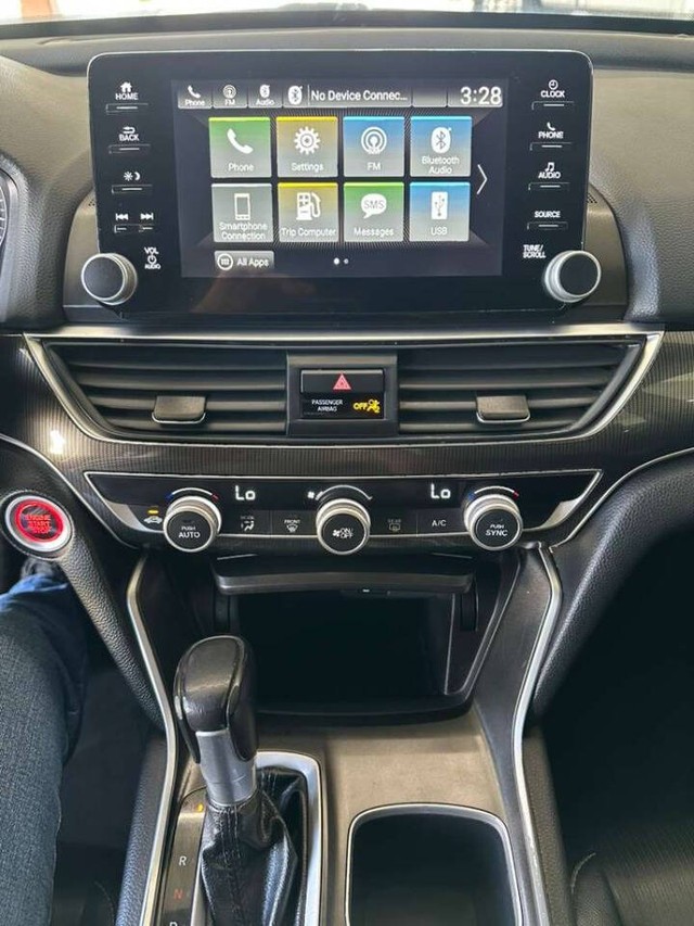 Honda Accord Sedan Vehicle Full-screen Gallery Image 10