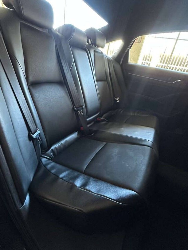 Honda Accord Sedan Vehicle Full-screen Gallery Image 14