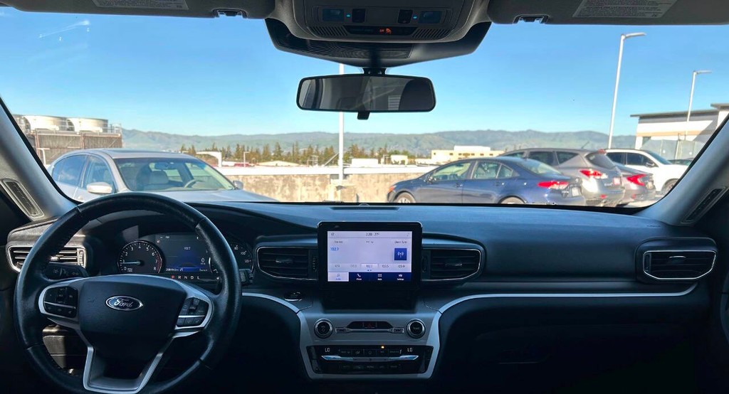 Ford Explorer Vehicle Full-screen Gallery Image 07