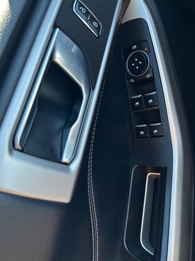 Ford Explorer Vehicle Full-screen Gallery Image 12