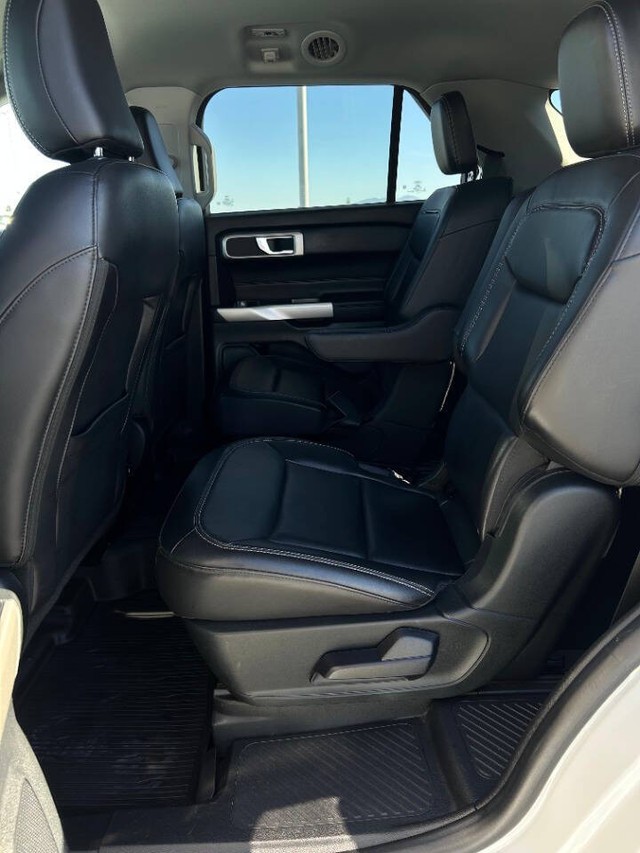 Ford Explorer Vehicle Full-screen Gallery Image 14