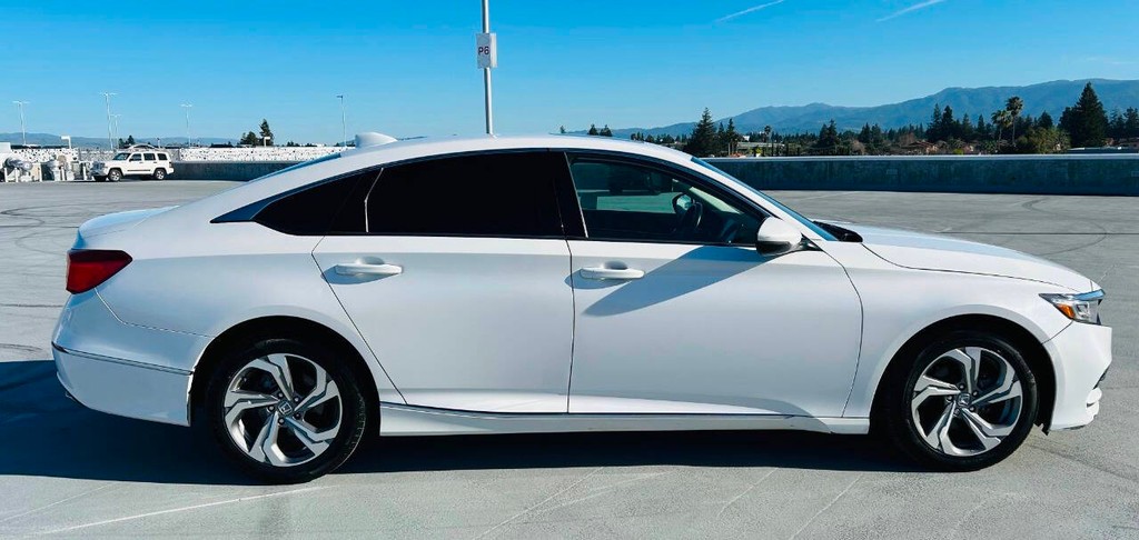 Honda Accord Sedan Vehicle Full-screen Gallery Image 06