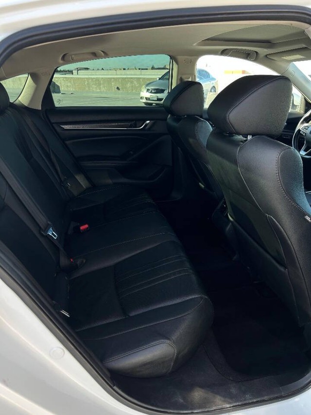 Honda Accord Sedan Vehicle Full-screen Gallery Image 15