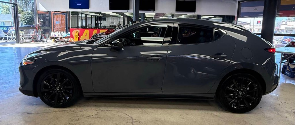 Mazda Mazda3 Hatchback Vehicle Full-screen Gallery Image 02