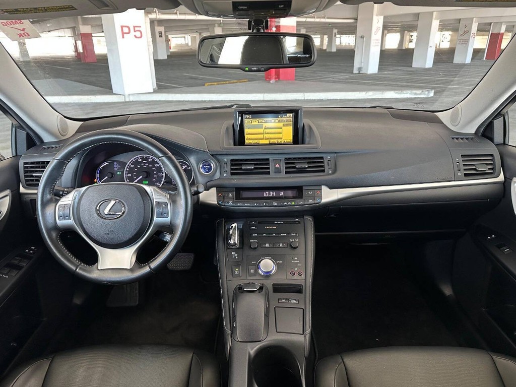 Lexus CT 200h Vehicle Full-screen Gallery Image 08