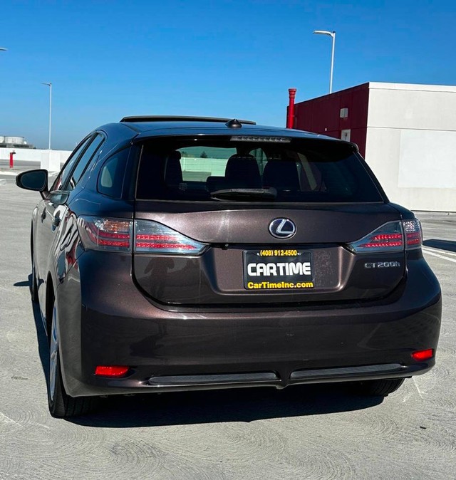 Lexus CT 200h Vehicle Full-screen Gallery Image 02