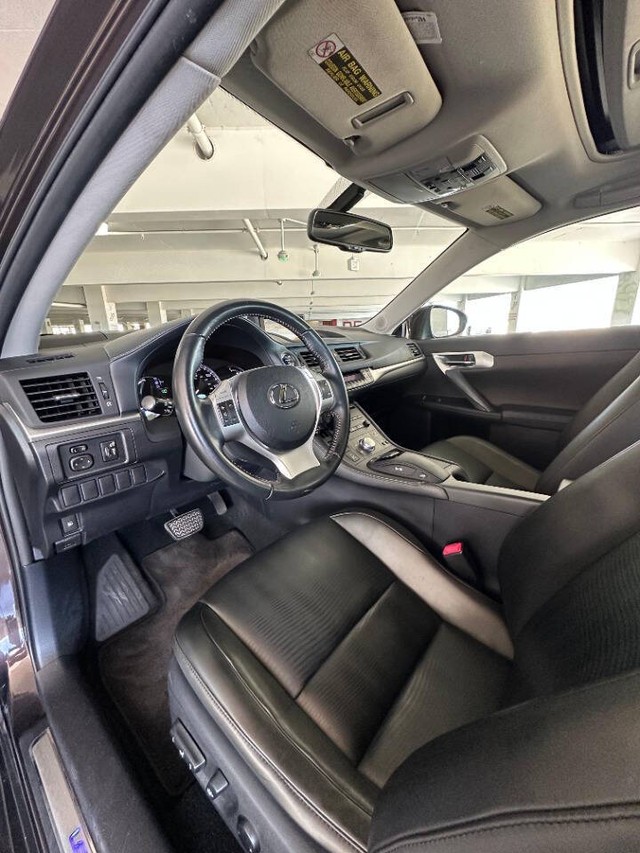 Lexus CT 200h Vehicle Full-screen Gallery Image 07