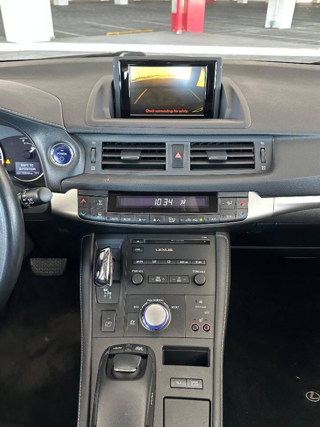 Lexus CT 200h Vehicle Full-screen Gallery Image 12