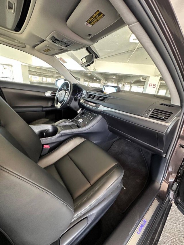 Lexus CT 200h Vehicle Full-screen Gallery Image 13