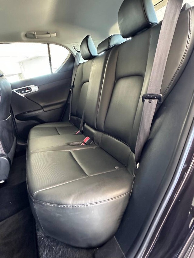 Lexus CT 200h Vehicle Full-screen Gallery Image 15