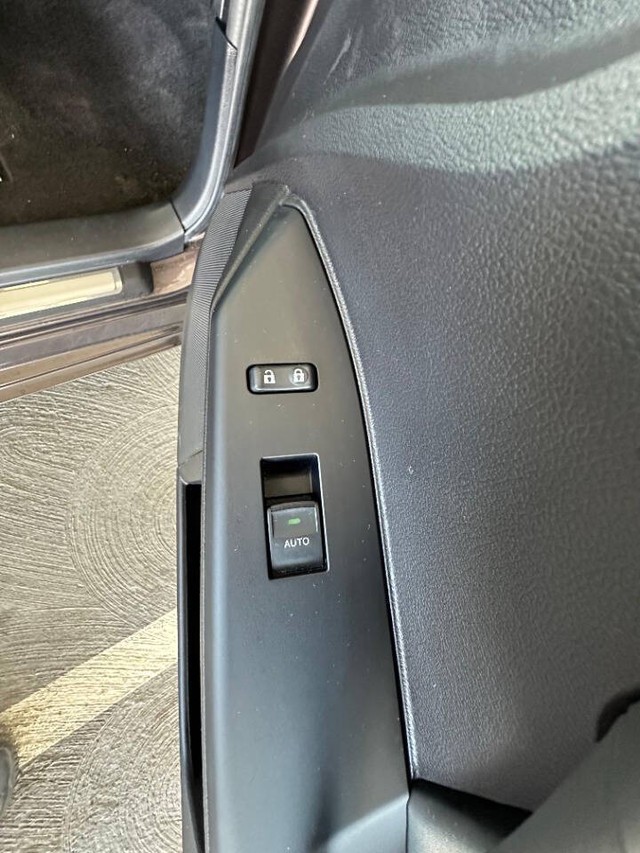 Lexus CT 200h Vehicle Full-screen Gallery Image 16