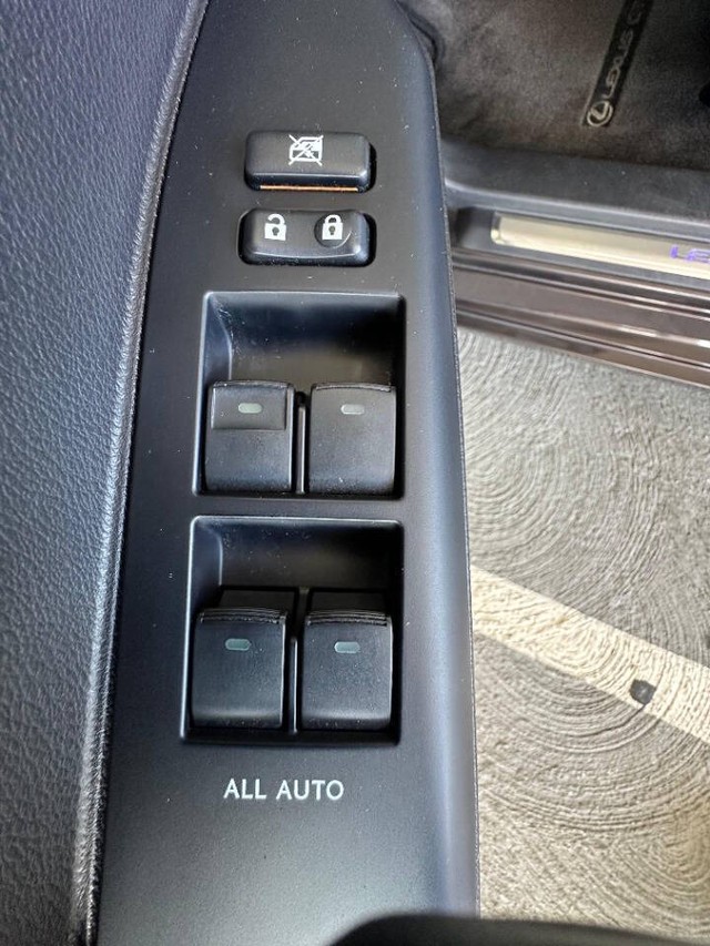 Lexus CT 200h Vehicle Full-screen Gallery Image 17