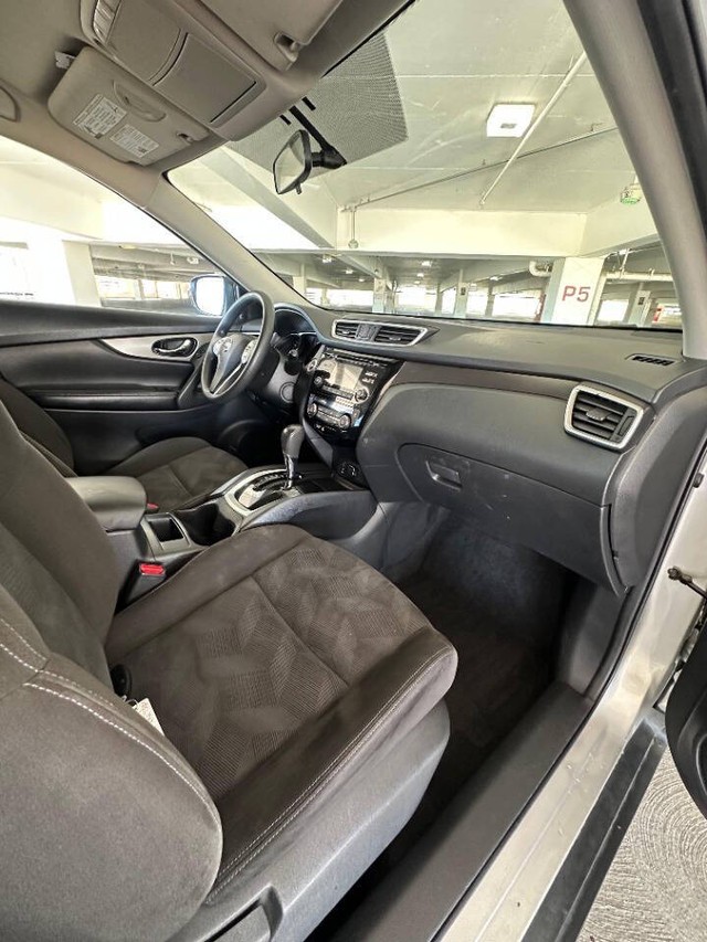 Nissan Rogue Vehicle Full-screen Gallery Image 14