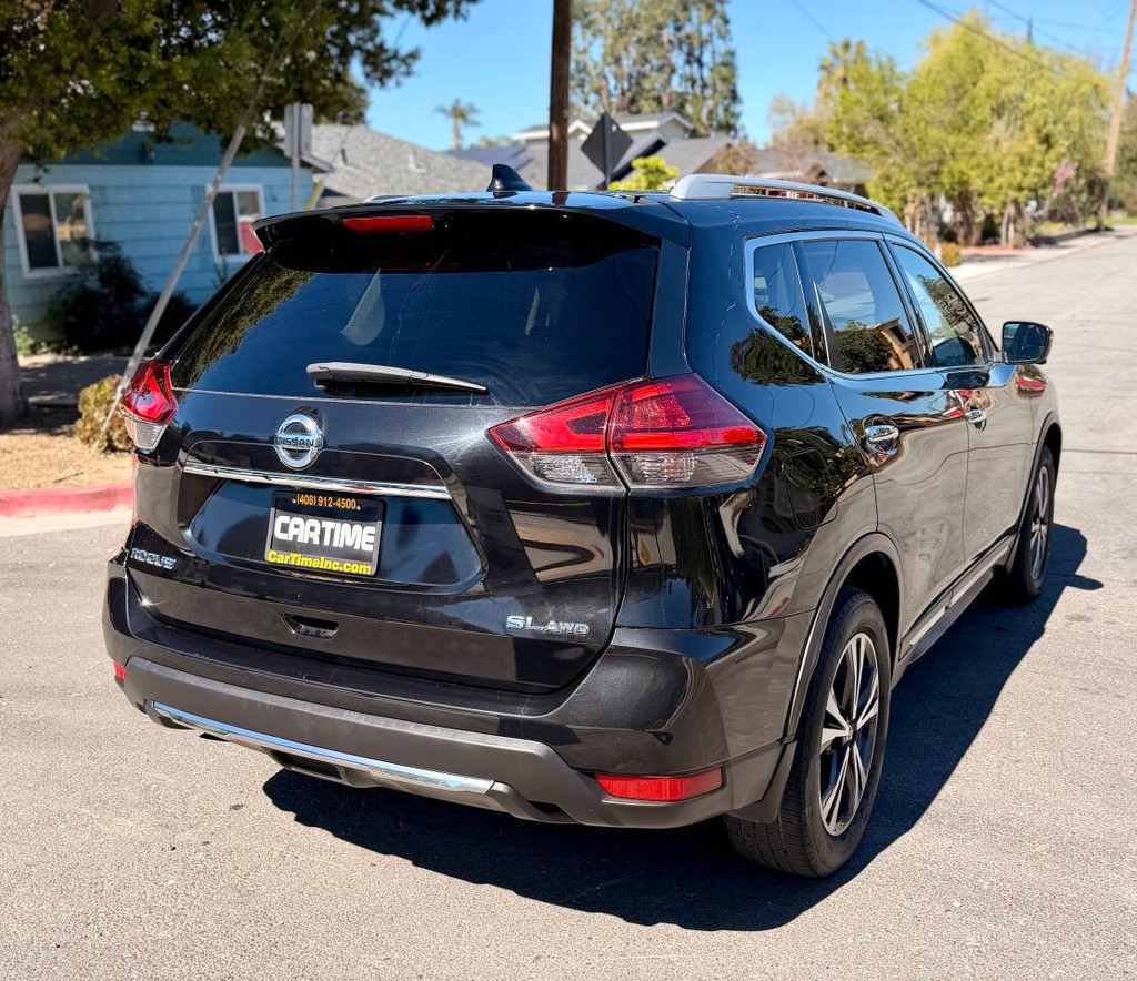 Nissan Rogue Vehicle Full-screen Gallery Image 03