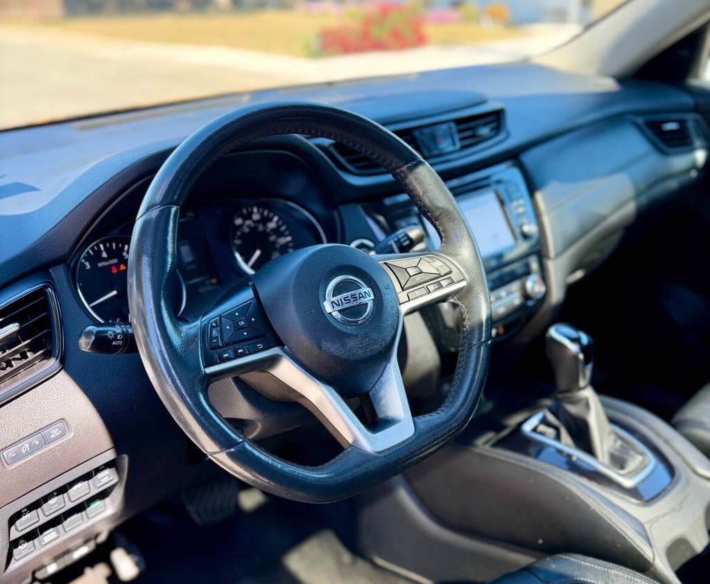 Nissan Rogue Vehicle Full-screen Gallery Image 07