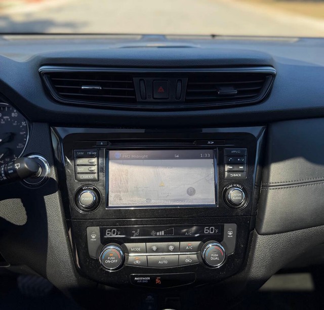 Nissan Rogue Vehicle Full-screen Gallery Image 08