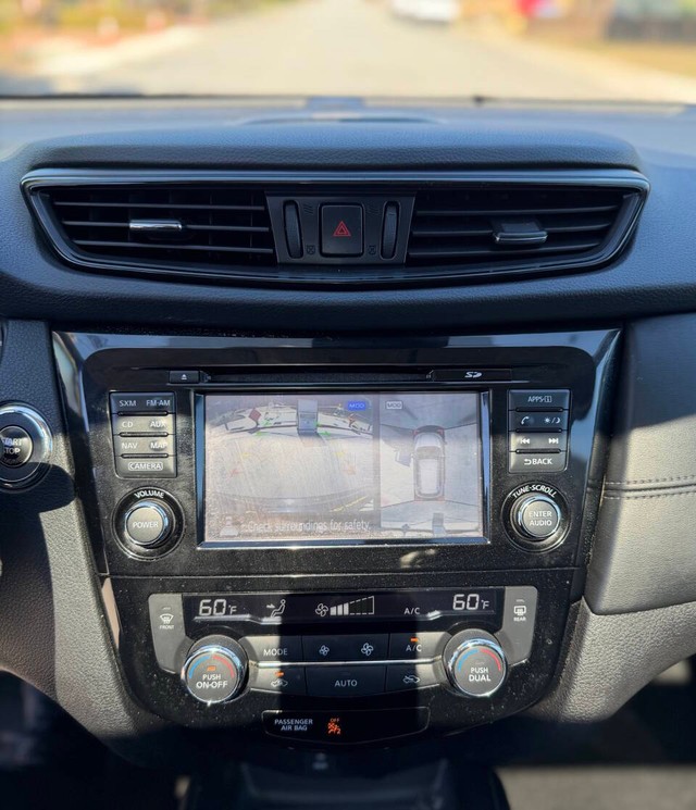 Nissan Rogue Vehicle Full-screen Gallery Image 09