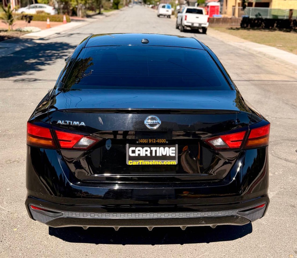 Nissan Altima Vehicle Full-screen Gallery Image 03