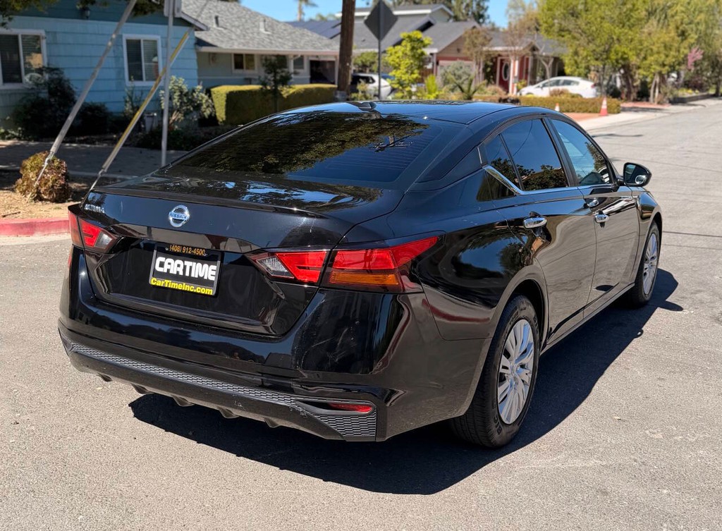 Nissan Altima Vehicle Full-screen Gallery Image 04