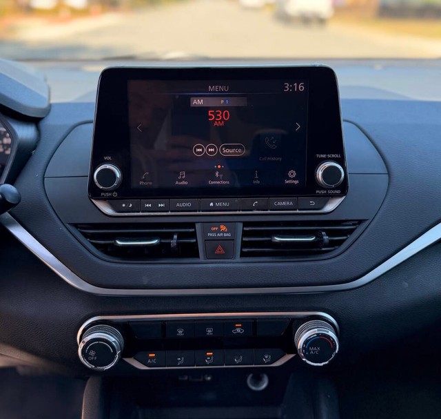 Nissan Altima Vehicle Full-screen Gallery Image 10