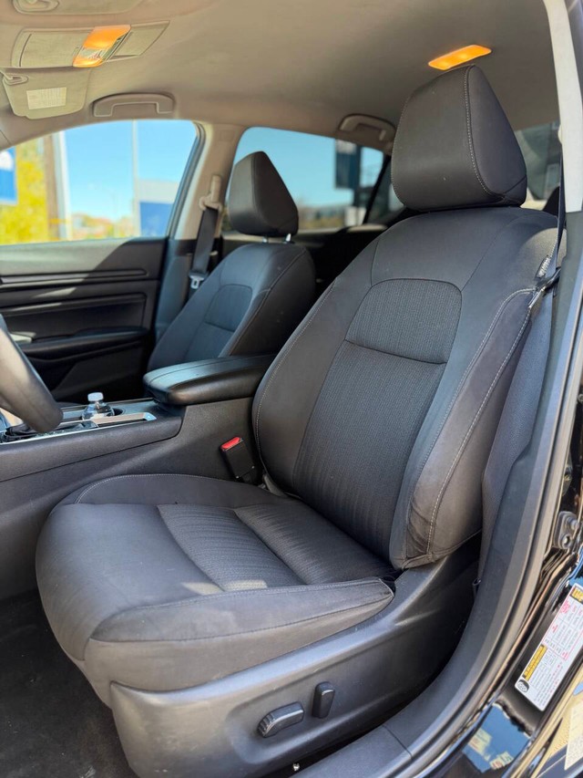 Nissan Altima Vehicle Full-screen Gallery Image 11