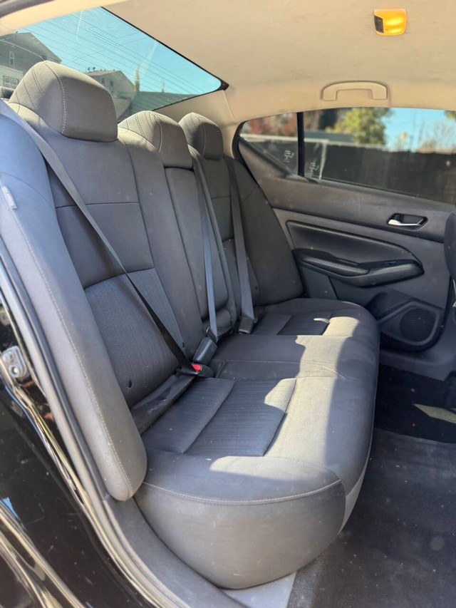 Nissan Altima Vehicle Full-screen Gallery Image 13