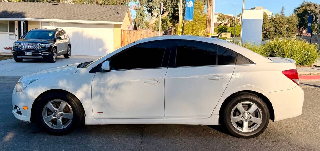 Chevrolet Cruze Vehicle Full-screen Gallery Image 04