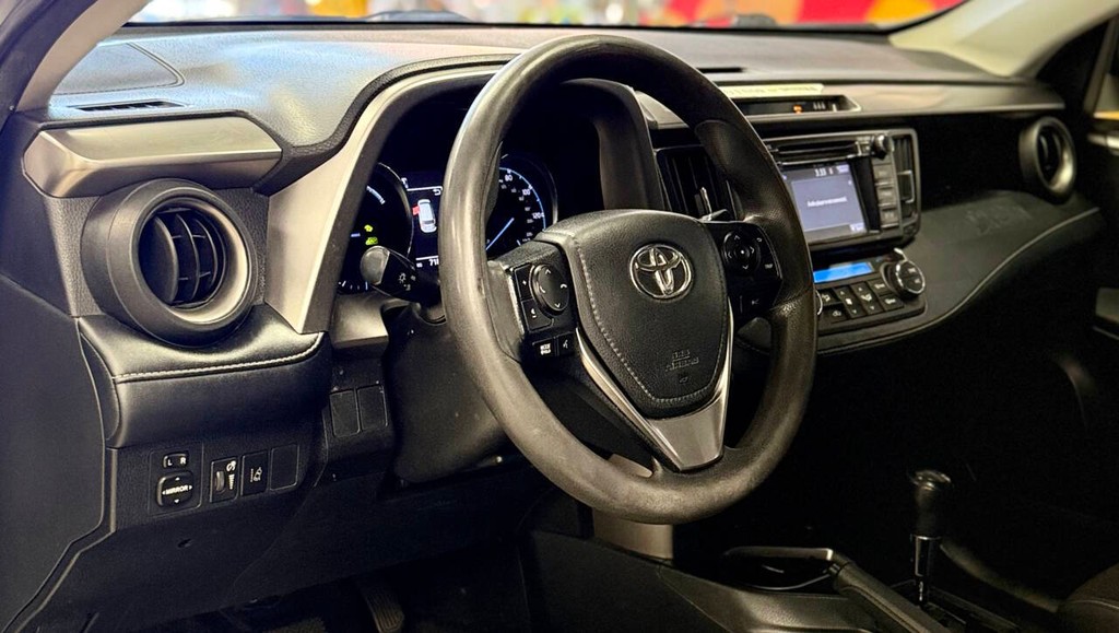 Toyota RAV4 Hybrid Vehicle Full-screen Gallery Image 07