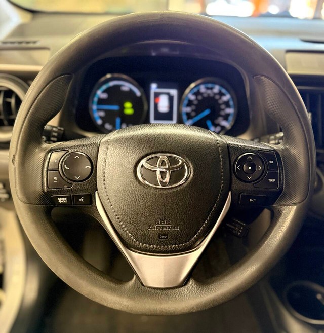 Toyota RAV4 Hybrid Vehicle Full-screen Gallery Image 08