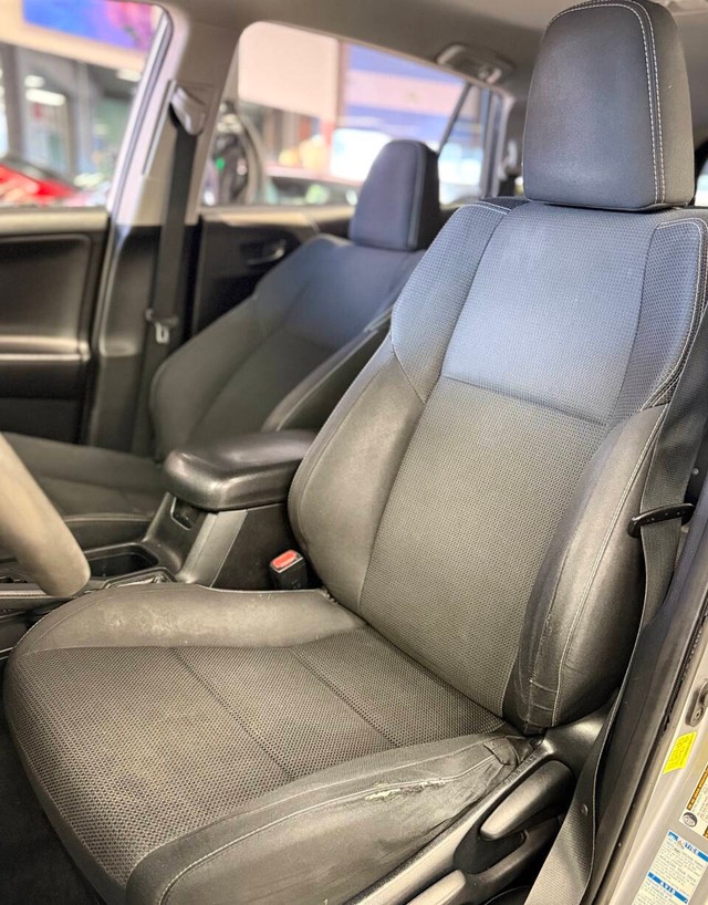 Toyota RAV4 Hybrid Vehicle Full-screen Gallery Image 11