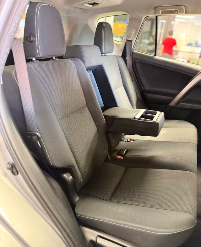 Toyota RAV4 Hybrid Vehicle Full-screen Gallery Image 13