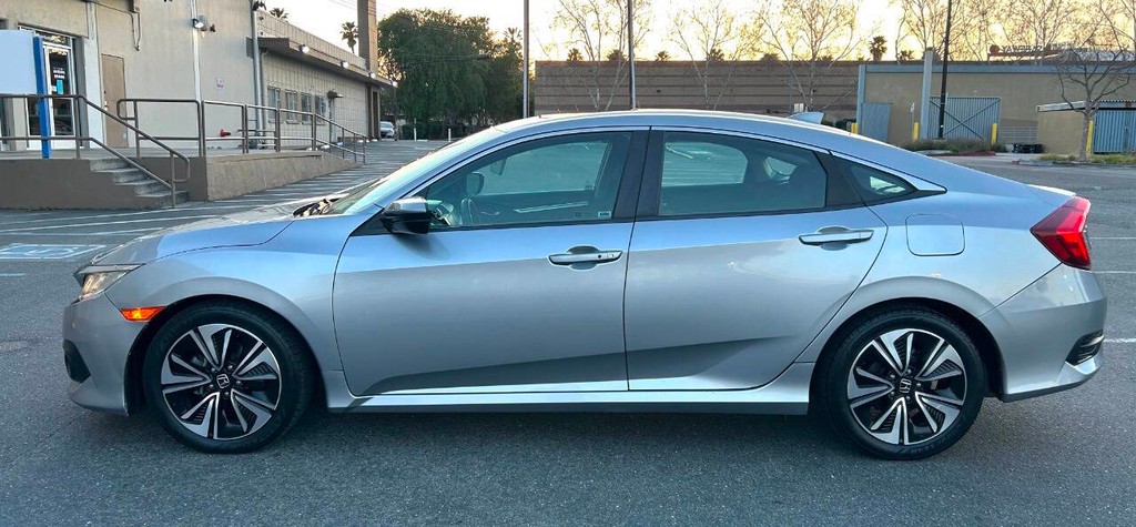 Honda Civic Sedan Vehicle Full-screen Gallery Image 02