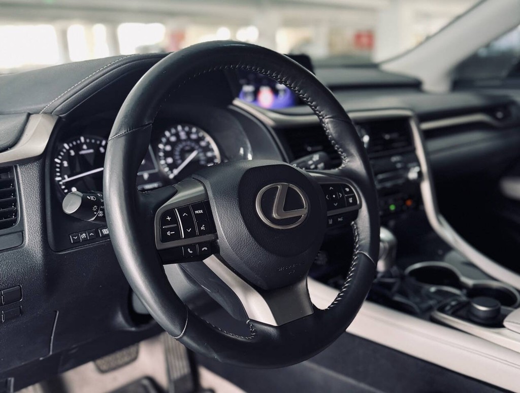 Lexus RX Vehicle Full-screen Gallery Image 17