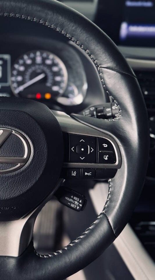 Lexus RX Vehicle Full-screen Gallery Image 13