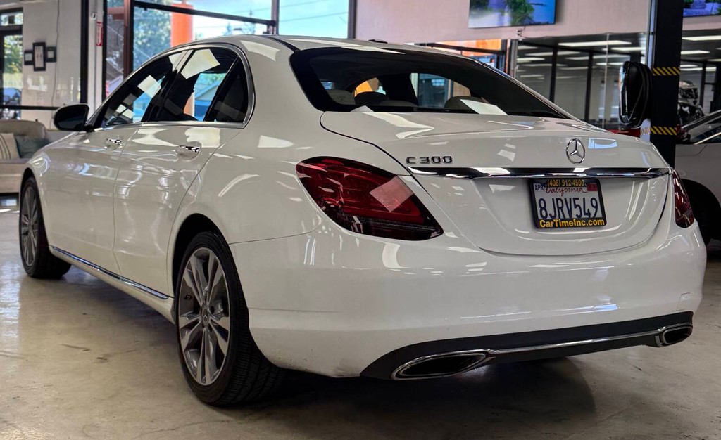 Mercedes-Benz C-Class Vehicle Full-screen Gallery Image 02