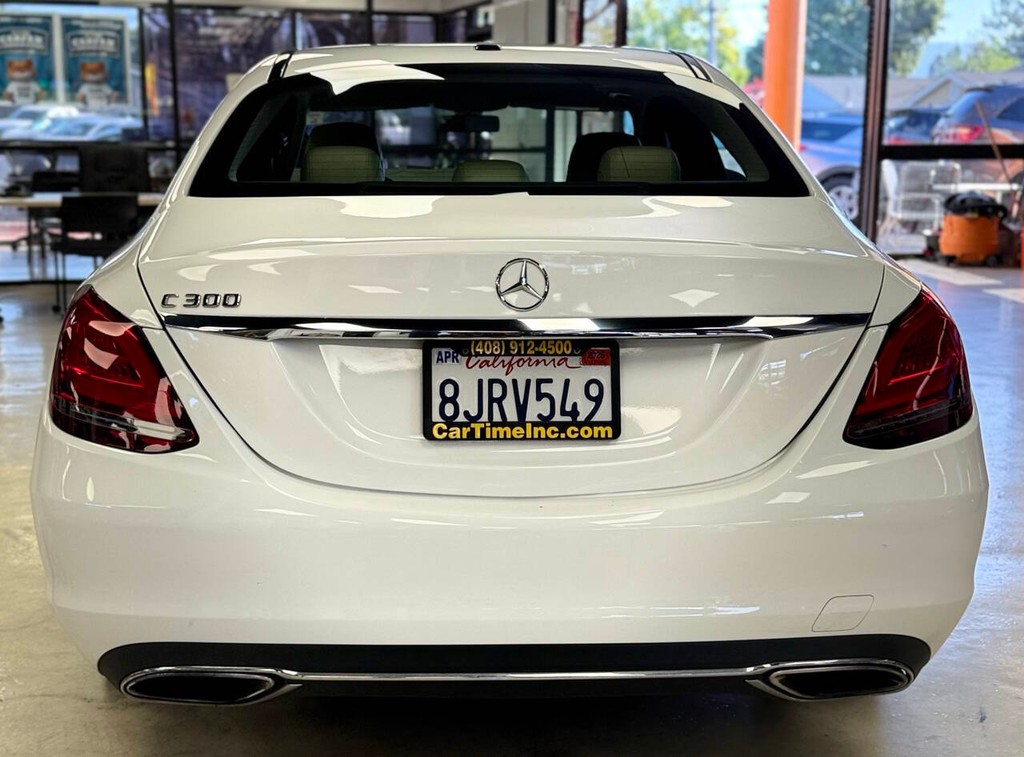 Mercedes-Benz C-Class Vehicle Full-screen Gallery Image 03