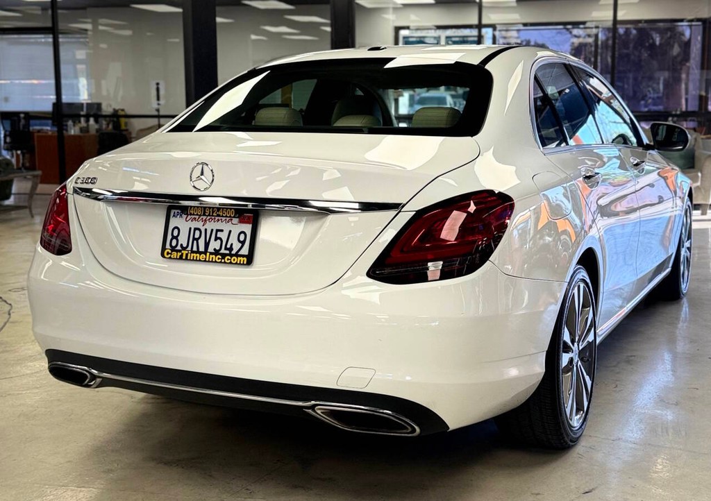Mercedes-Benz C-Class Vehicle Full-screen Gallery Image 04