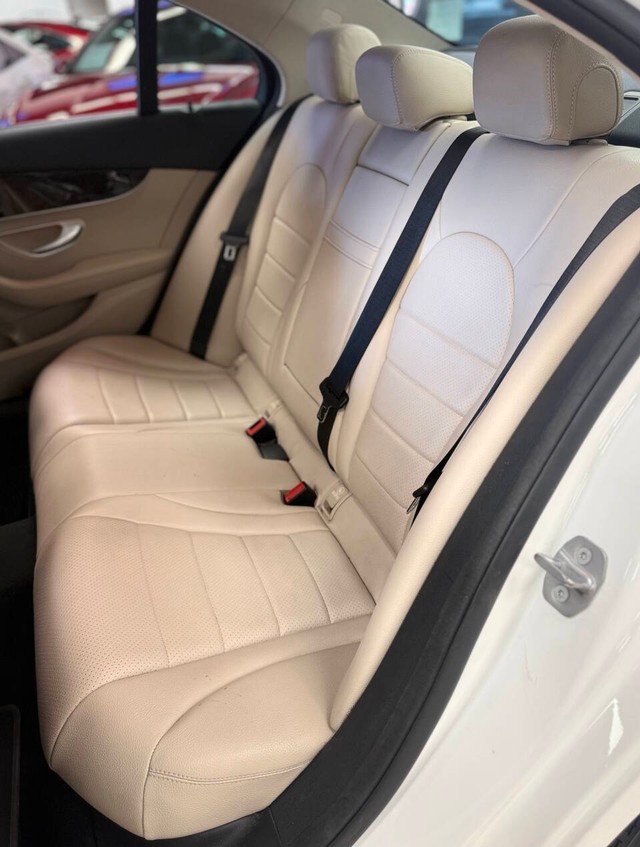 Mercedes-Benz C-Class Vehicle Full-screen Gallery Image 14