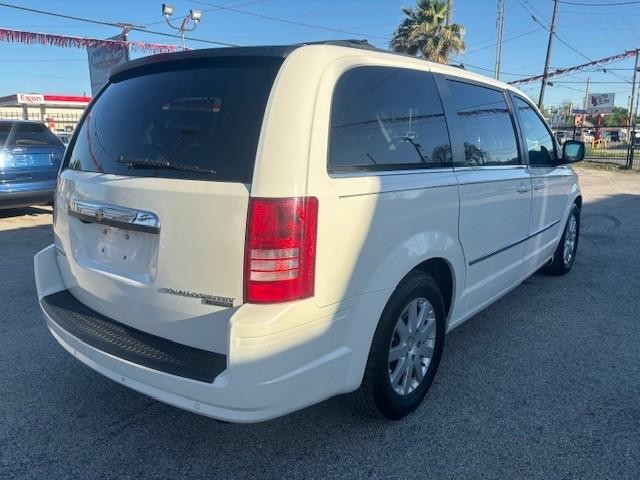 Chrysler Town & Country Vehicle Image 05