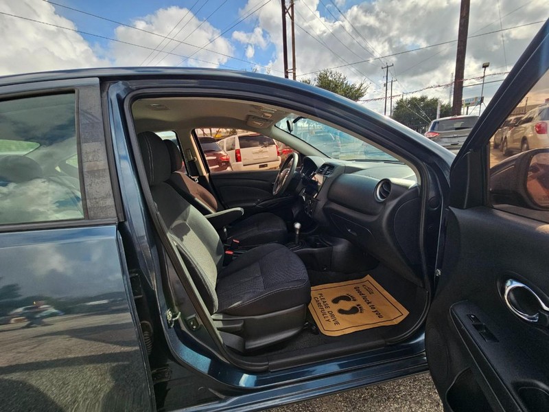 Nissan Versa Vehicle Image 13