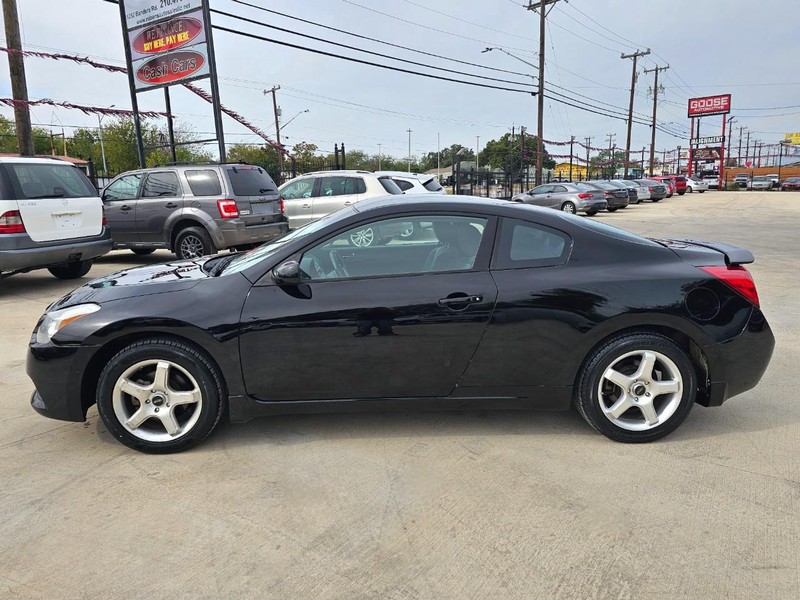 Nissan Altima Vehicle Image 02